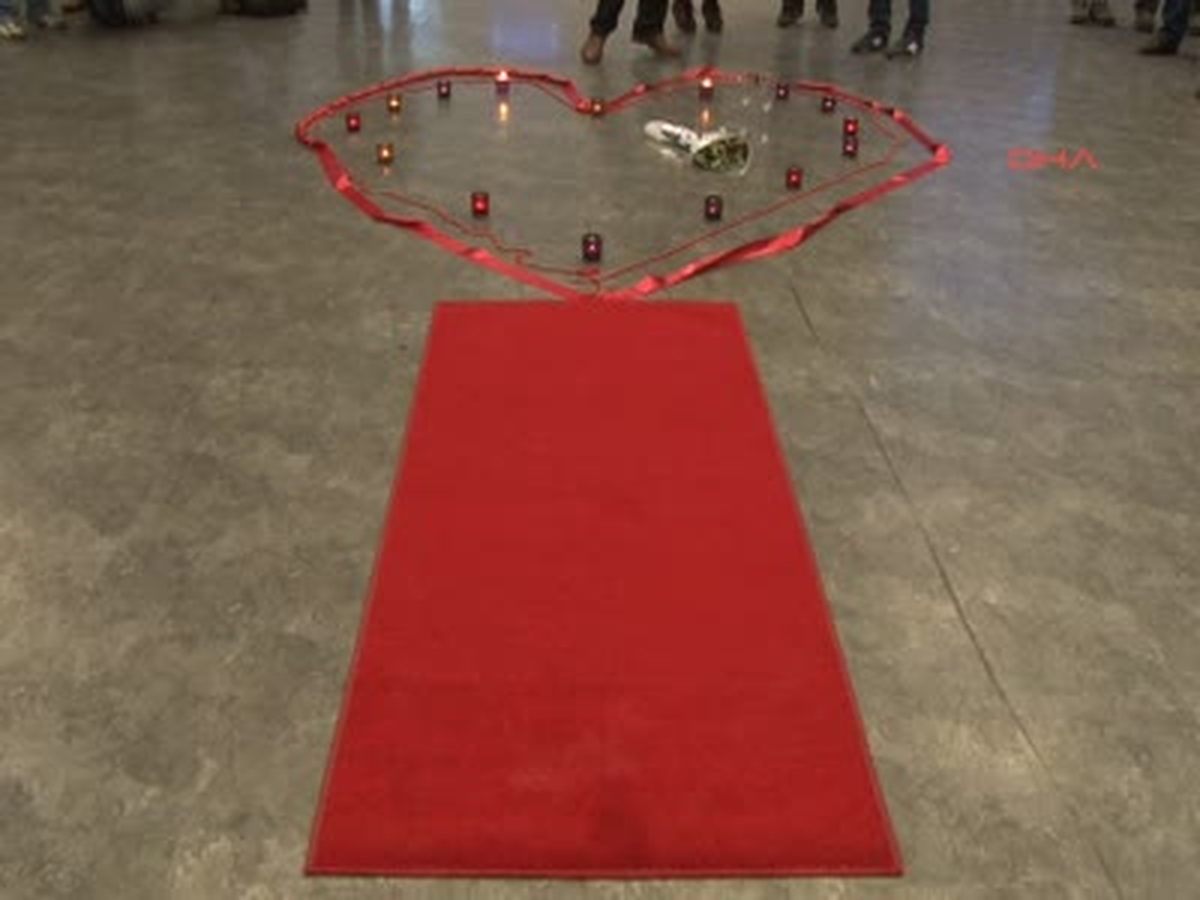 Atatürk Havalimanı\'nda Sürpriz Evlenme Teklifi Kamera.