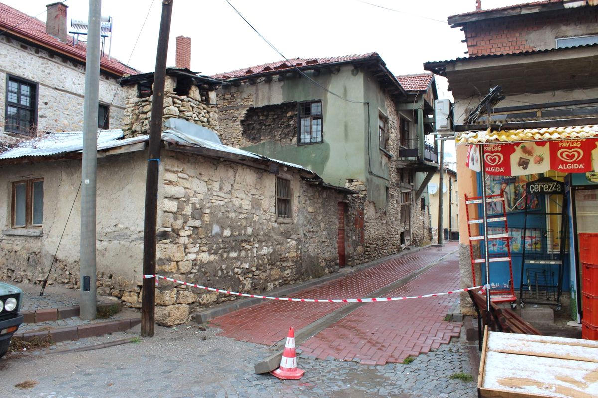 Beyşehir\'de Tescilli Yapılar Yıkılıyor