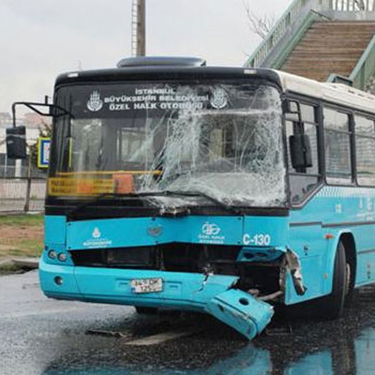 Buzda Kayan Halk Otobüsü Yoldan Çıktı