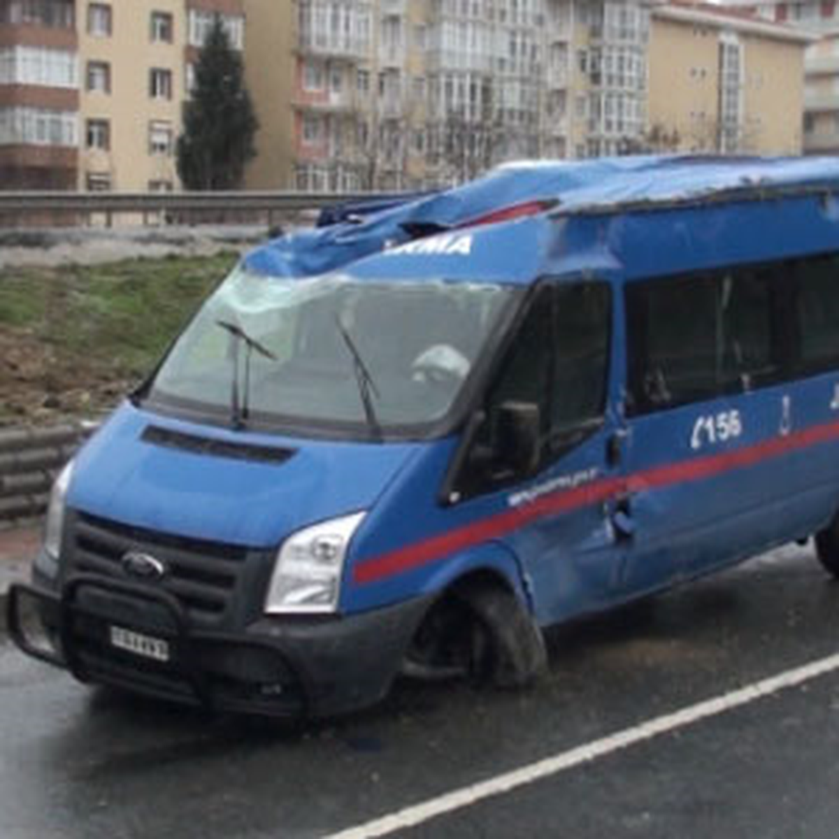 Buzda Kayan Jandarma Aracı Takla Attı