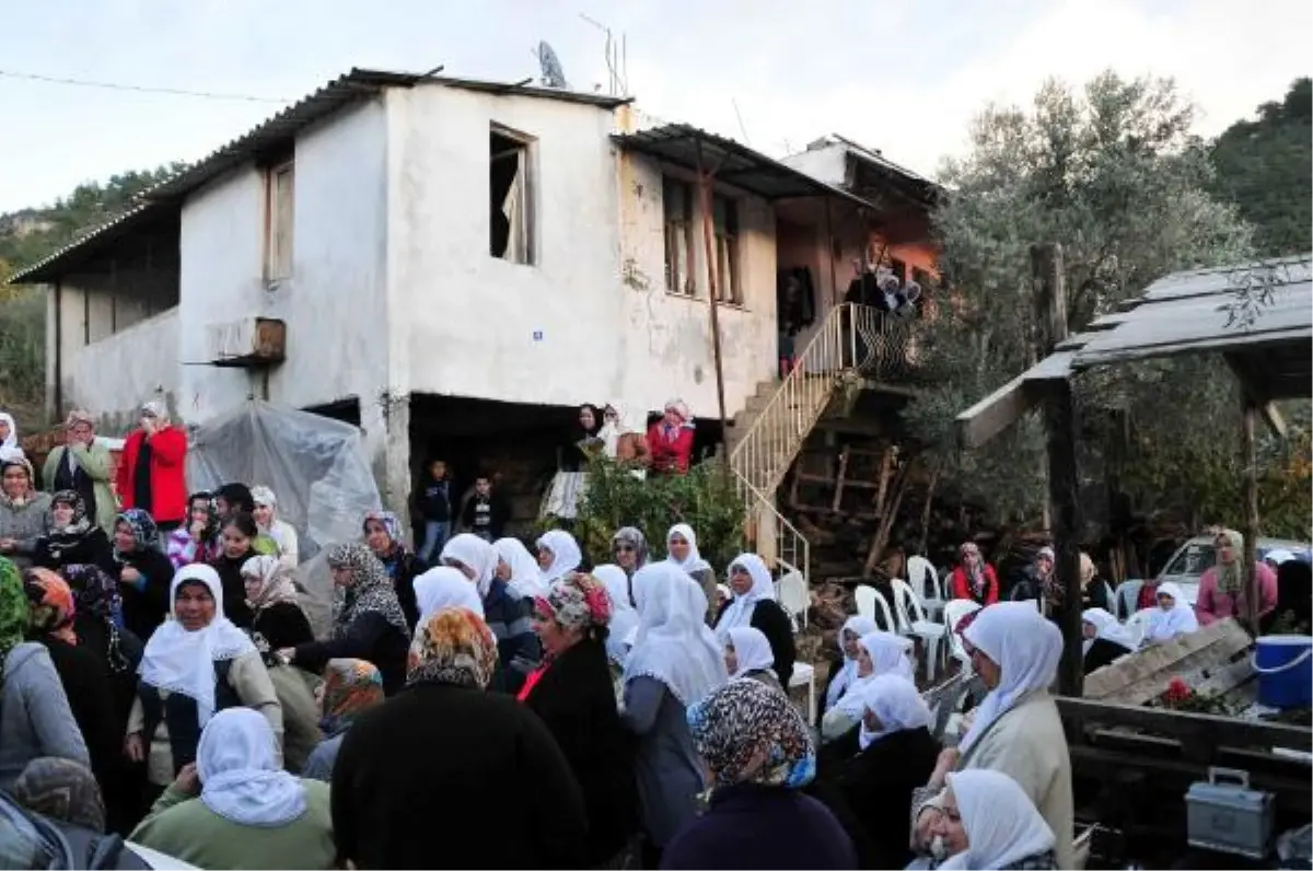 Çal Deresi\'nde Boğulan Anne ve Bebeği Toprağa Verildi