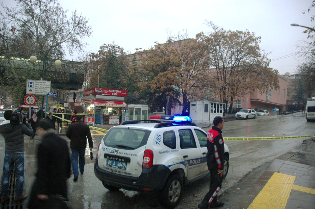 Çevik Kuvvet Bekleme Noktası Yakınındaki Şüpheli Paket, Polisi Alarma Geçirdi