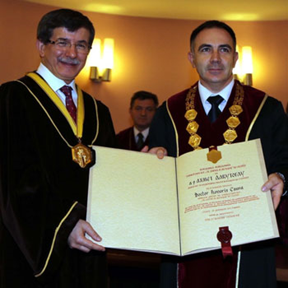 Davutoğlu\'na Makedonya\'dan Fahri Doktora Unvanı