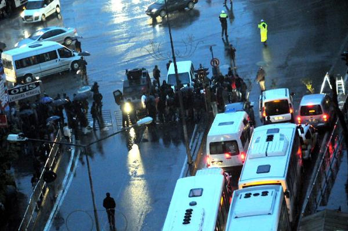 Diyarbakır\'da Esnaf Elektrik Kesintisine Karşı Yol Kapattı