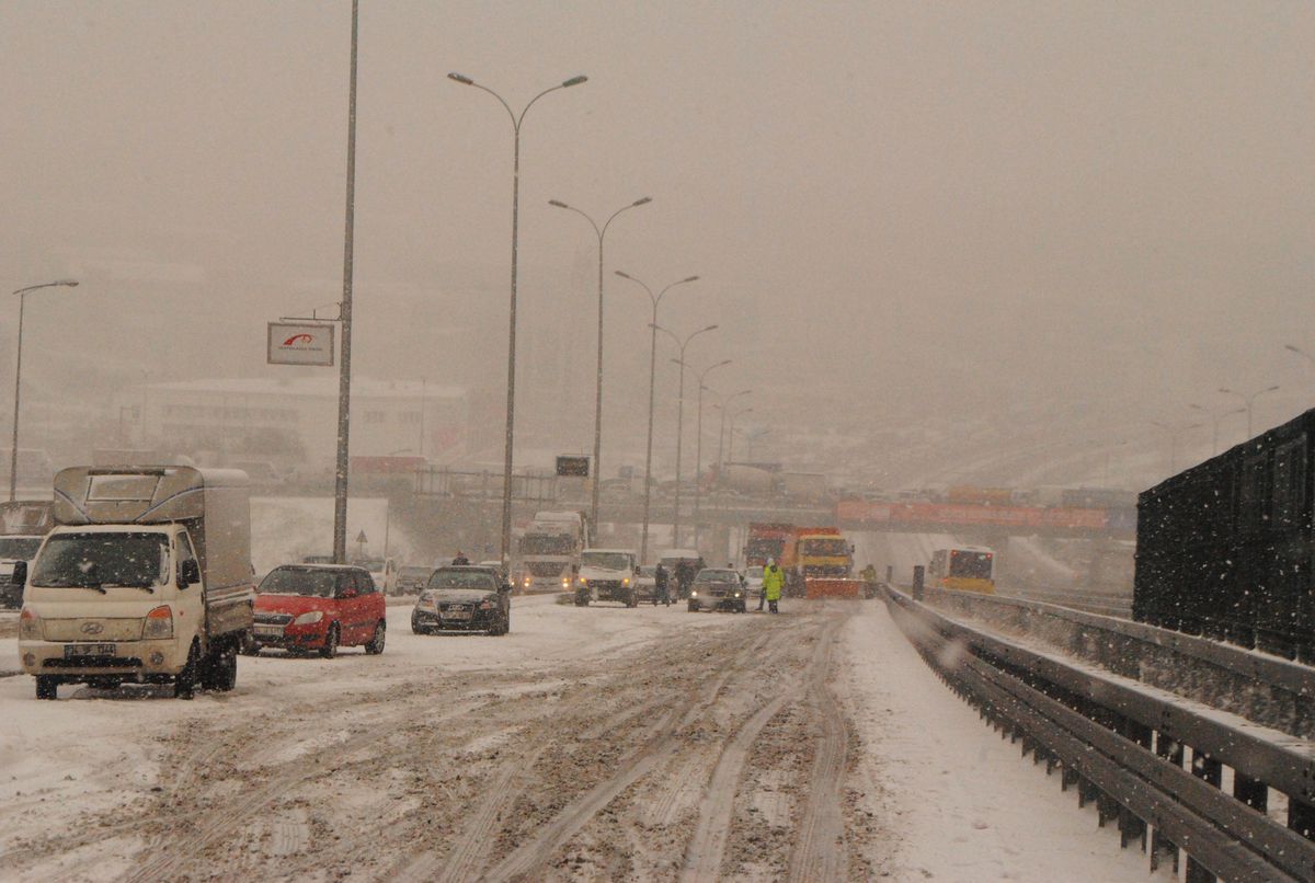 E-5 Saatler Sonra Trafiğe Açıldı