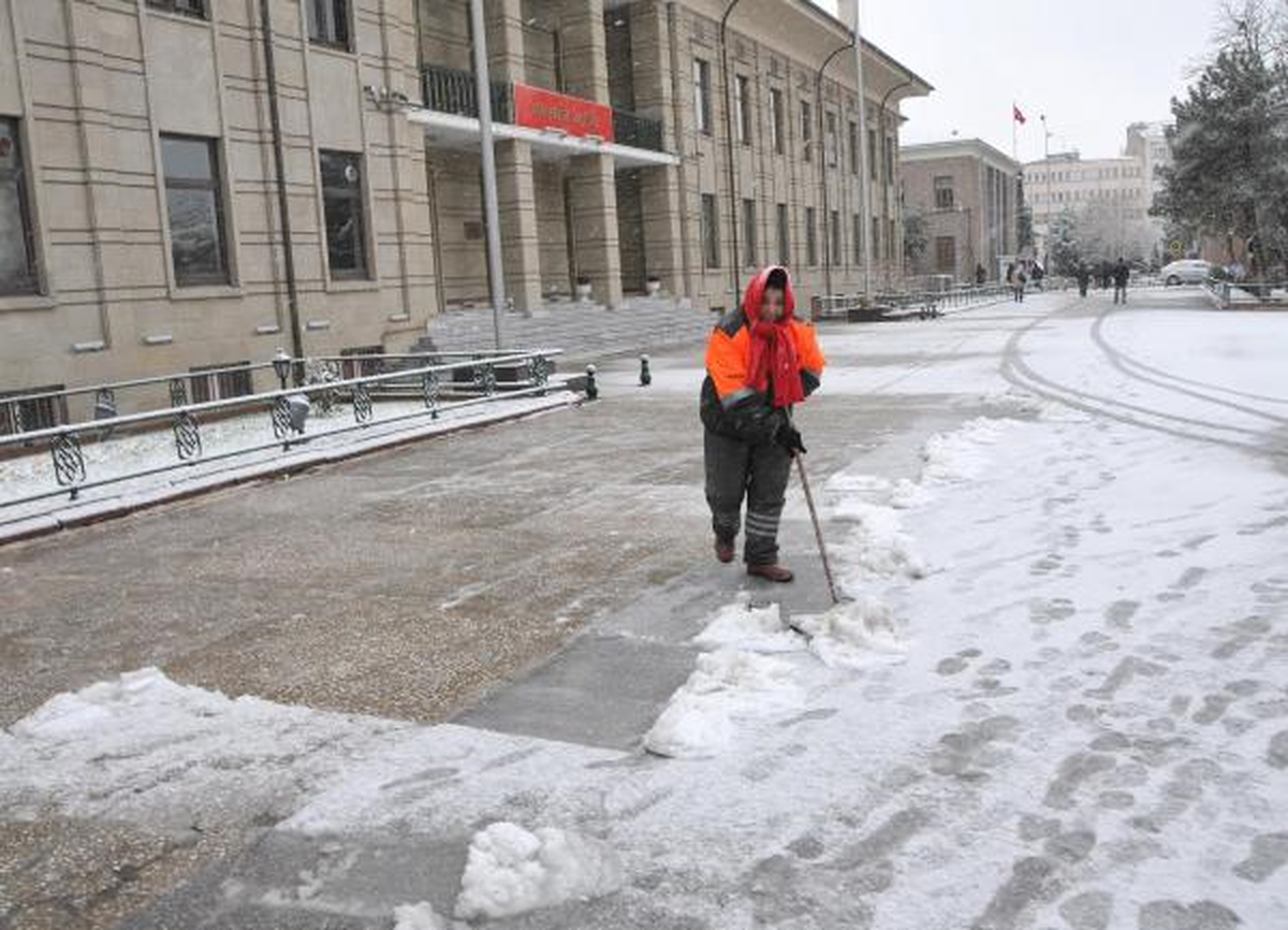 Eskişehir\'e Yılın İlk Karı Yağdı