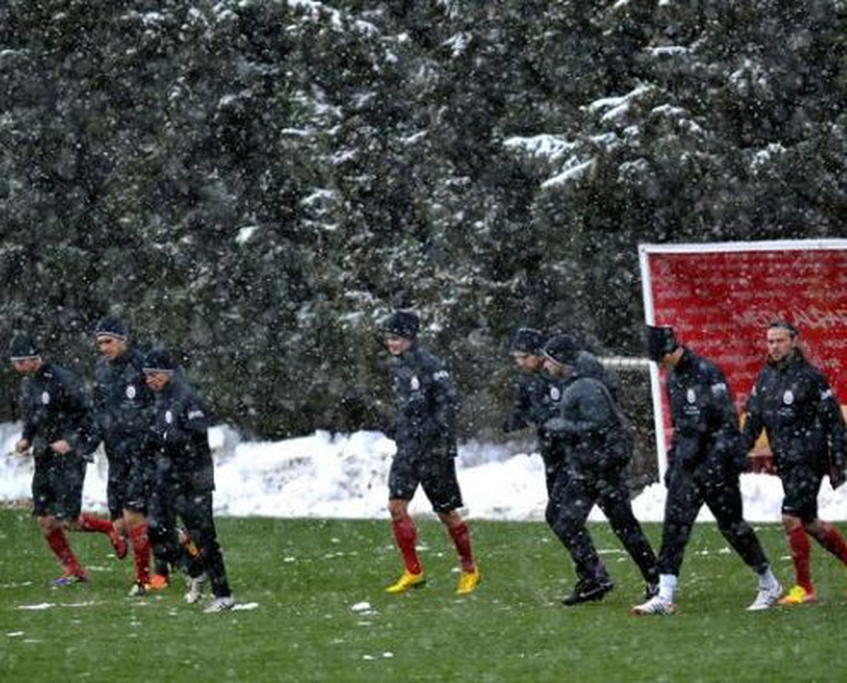 Galatasaray Kar Altında Çalıştı