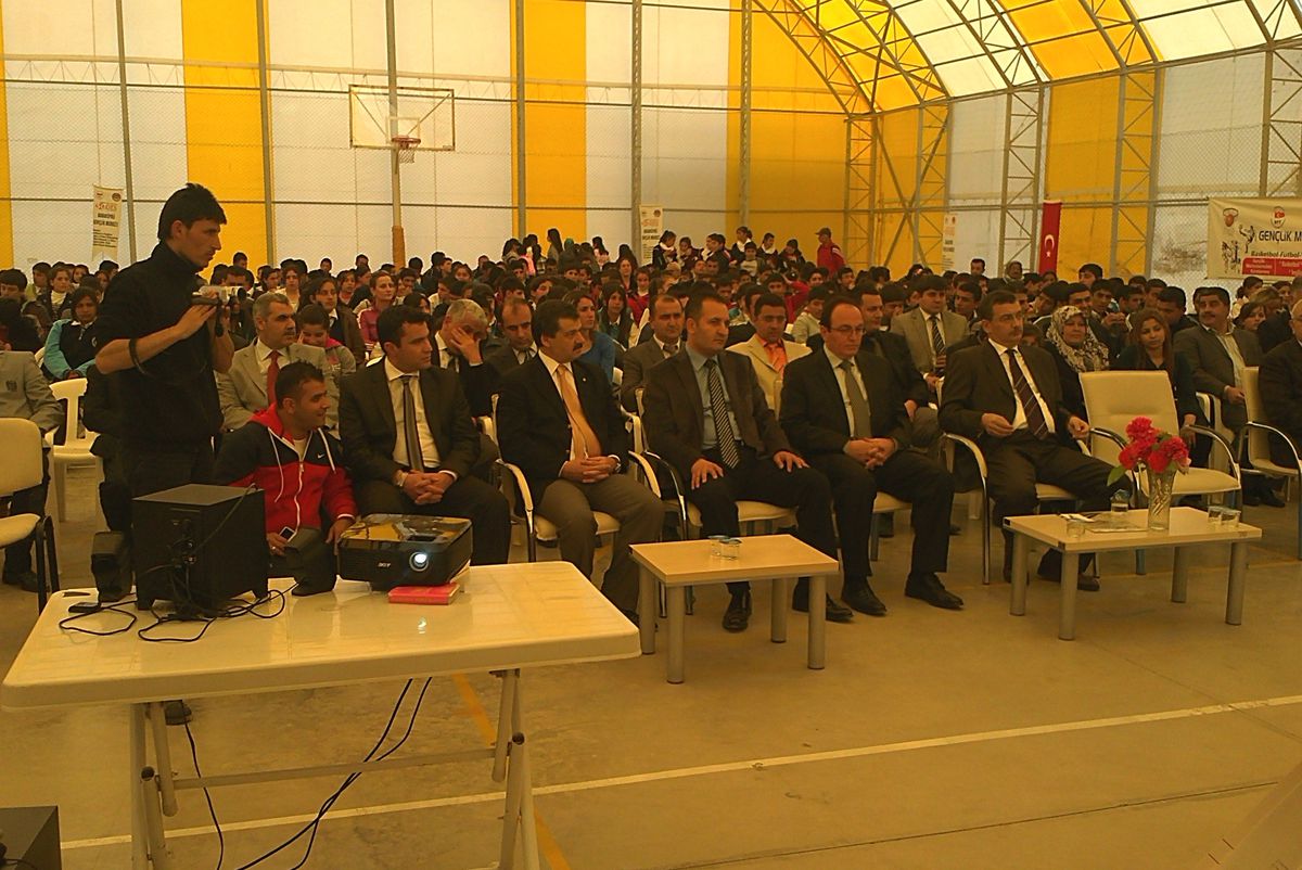 Gençlik Merkezleri Ücretsiz Hizmet Veriyor