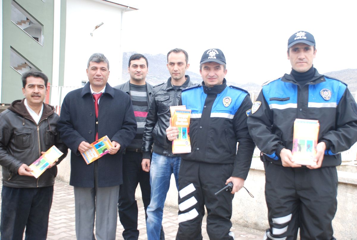 Hani Polisi Vatandaşlara Broşür Dağıttı