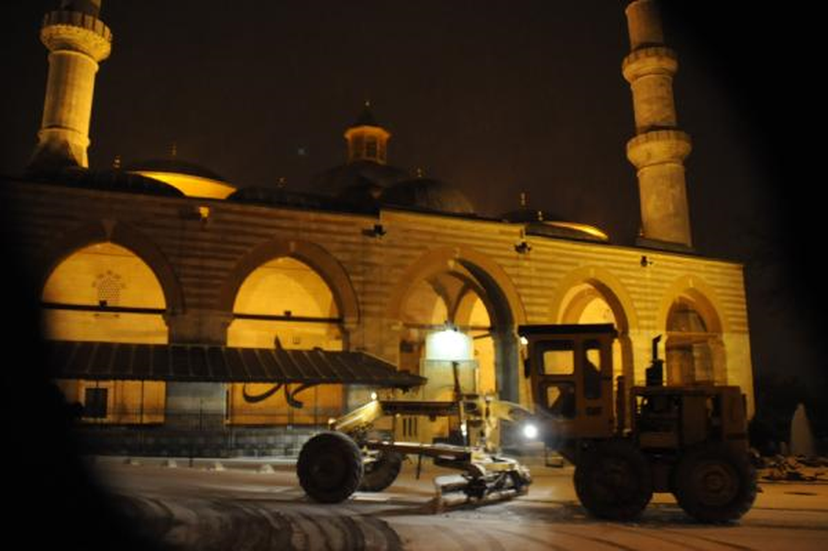 Kar Hamzabeyli Sınır Kapısı\'nda Ulaşımı Kapattı