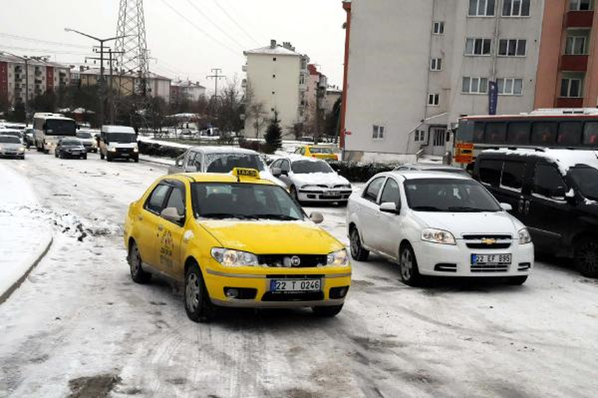 Kar Hamzabeyli Sınır Kapısı\'nda Ulaşımı Kapattı (2)