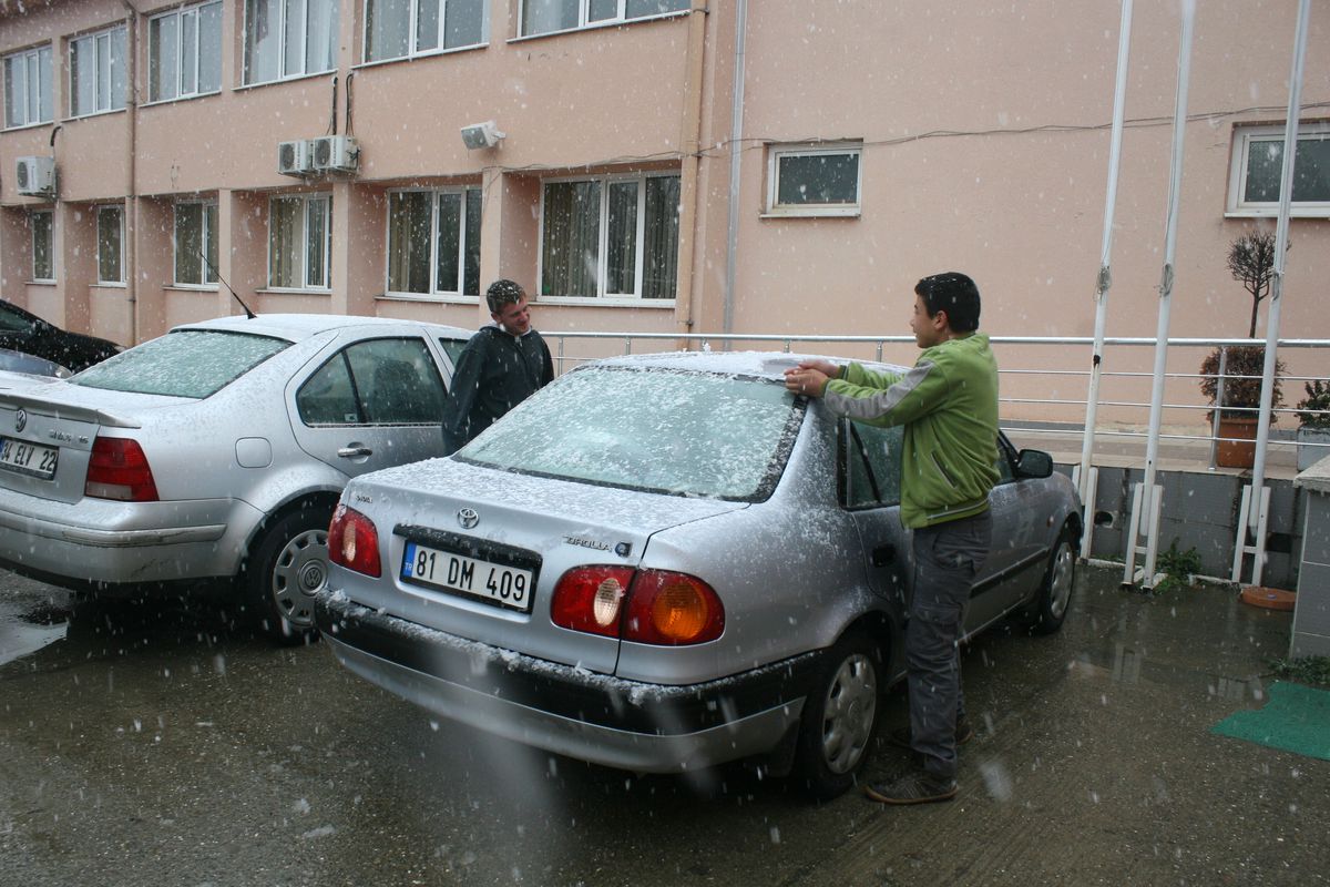 Kar Yağışı Çocukları Sevindirdi