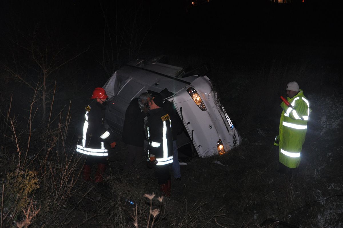 Kayganlaşan Yolda Minibüs Devrildi: 4 Yaralı