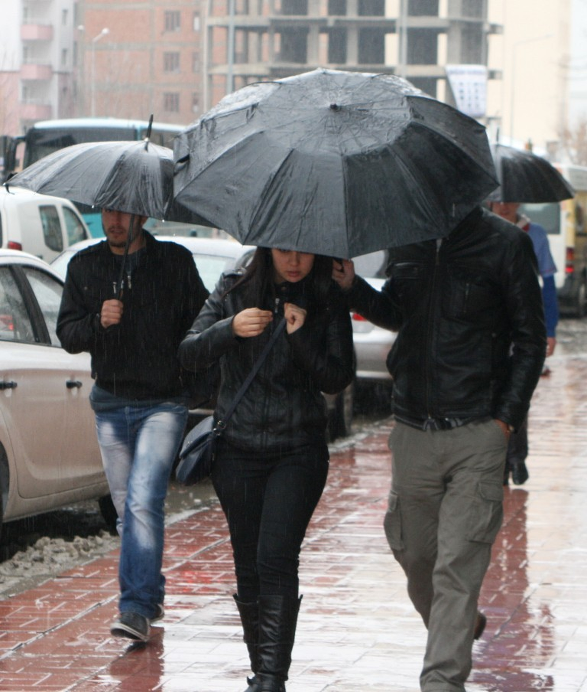 Kış Mevsiminde Yağan Yağmur, Vatandaşları Şaşırttı