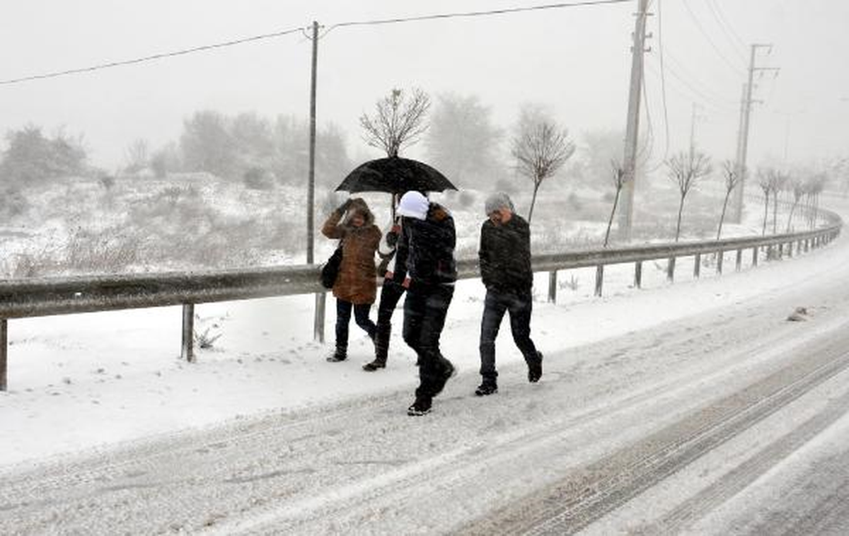 Kocaeli\'de Kar Umuttepe Yolunu Kapattı