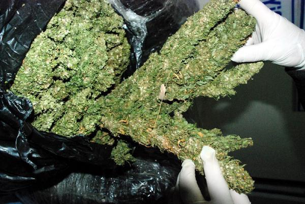 Kontrolden Kaçan Araçlarda 4 Kilo Esrar Ele Geçirildi
