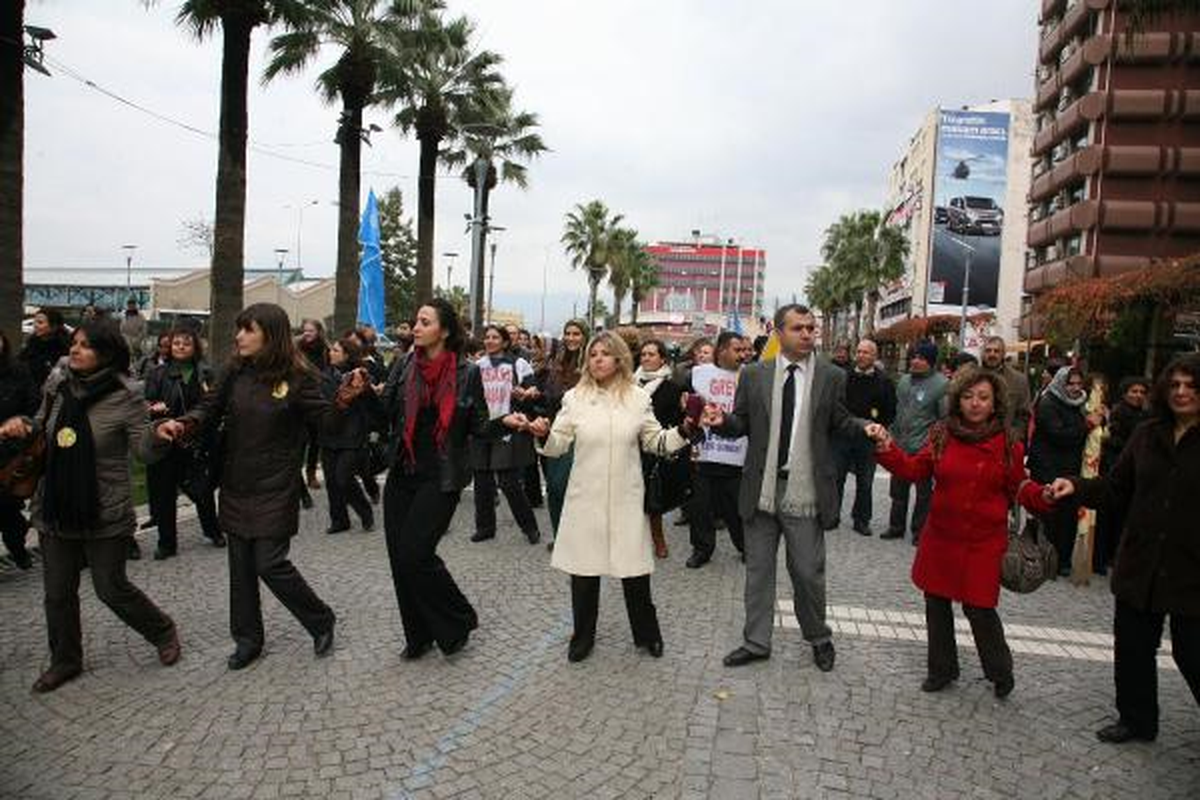 Memurdan Halaylı Bütçe Protestosu