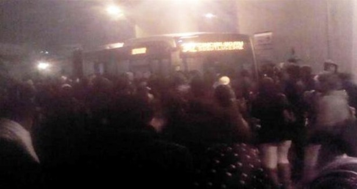 Metrobüs Durağında Kar Gerginliği