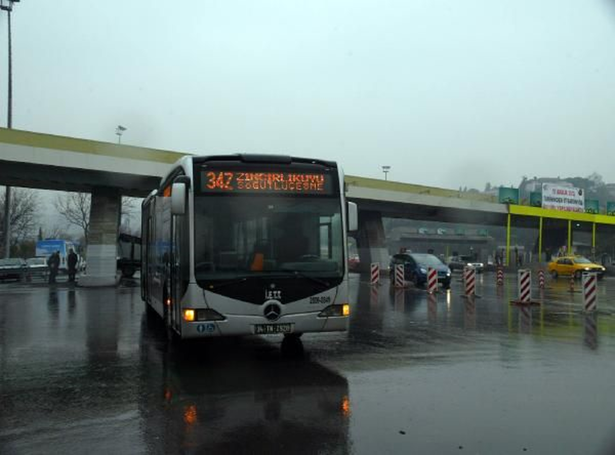 Metrobüs Yoldan Çıktı (1)