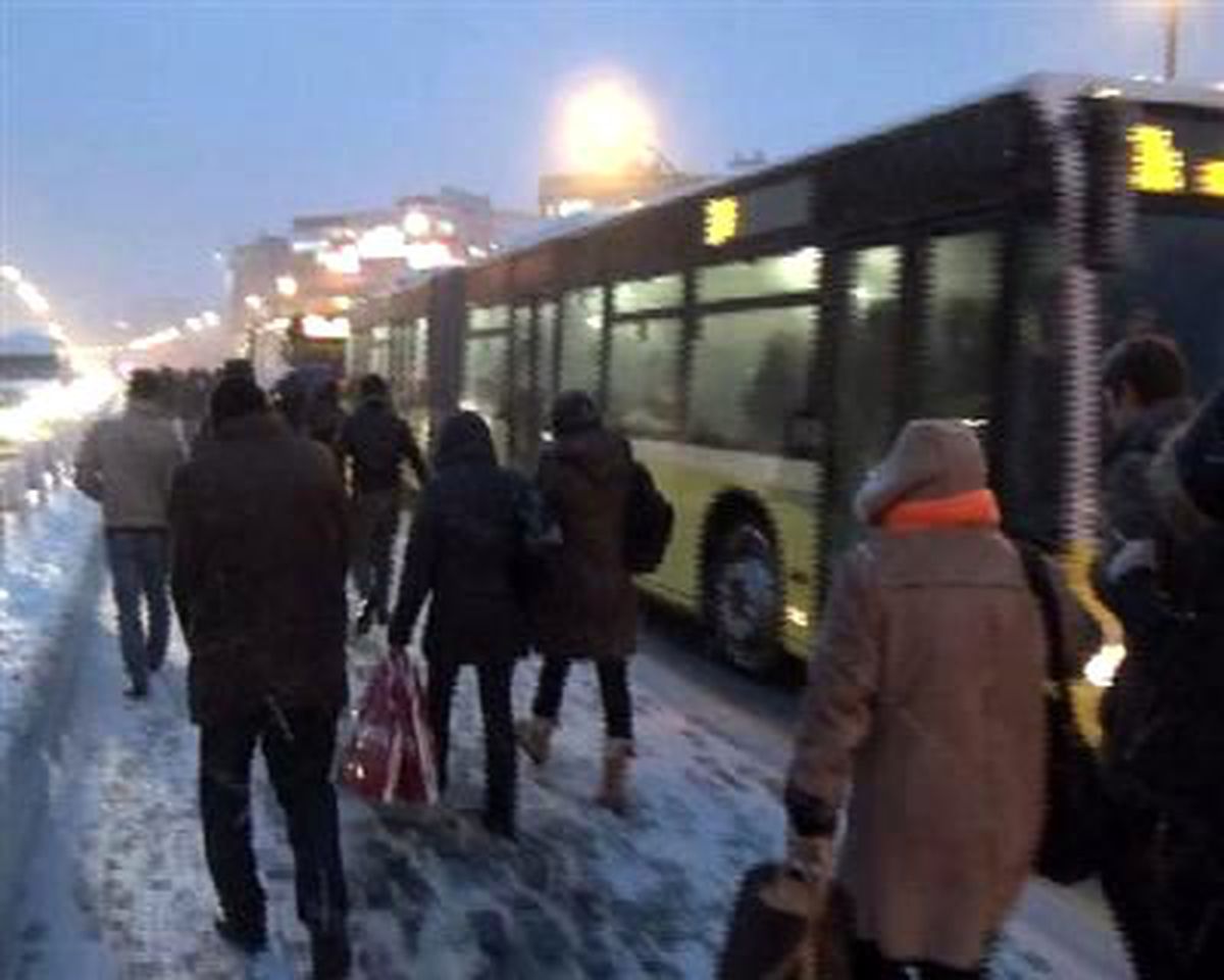 Metrobüs Yolunda Yürüdüler
