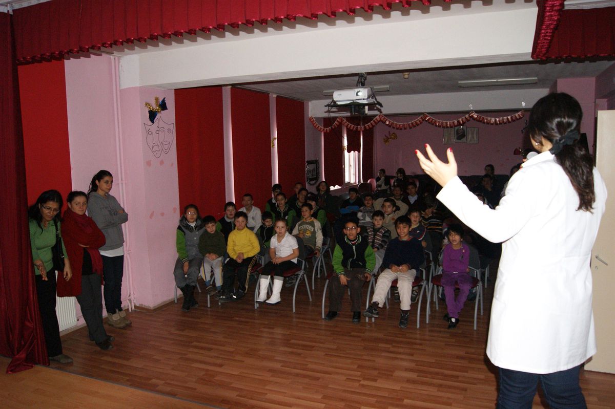 Miniklere Hayvan Sevgisi Anlatılıyor