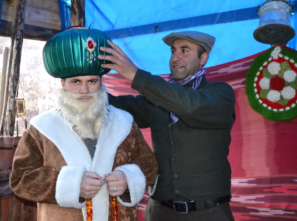 Nasrettin Hoca\'yı Unutturmamak İçin Müşterilerine Kostümünü Giydiriyor