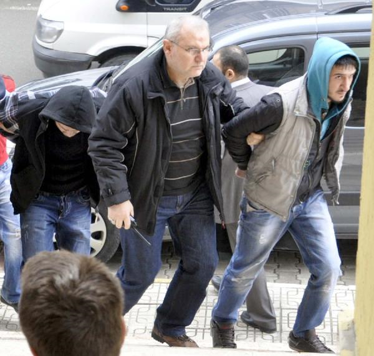 Polise İçki Şişesiyle Saldıran 5 Kişi Tutuklandı
