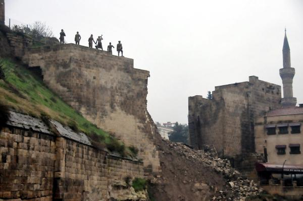 Tarihi Kalenin Köprüsü Yağmurda Çöktü
