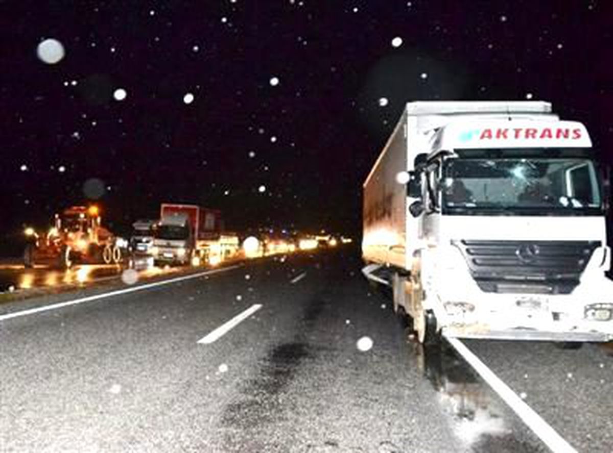 Tır Devrildi, Aksaray Yolu 3 Saat Ulaşıma Kapandı