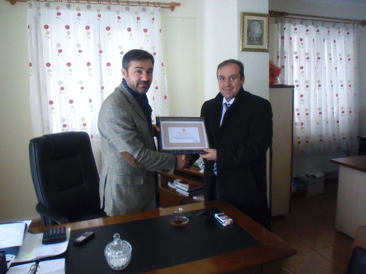 Tortum Müftüsü\'nden İş Adamlarına Teşekkür Belgesi