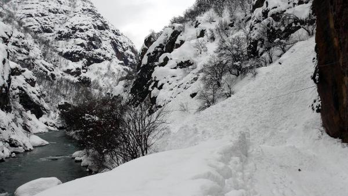 Tunceli\'de Çığ Yolları Kapadı
