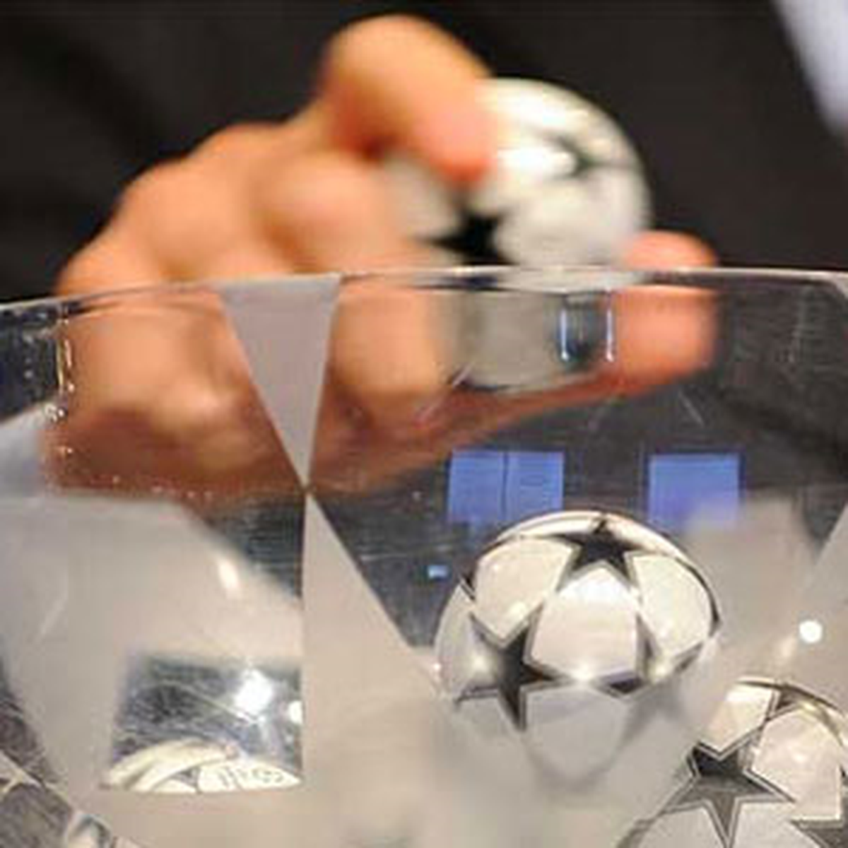 UEFA Şampiyonlar Ligi 2. Tur Maçında Galatasaray\'ın Rakibi Almanya Ekibi Schalke 04 Oldu.