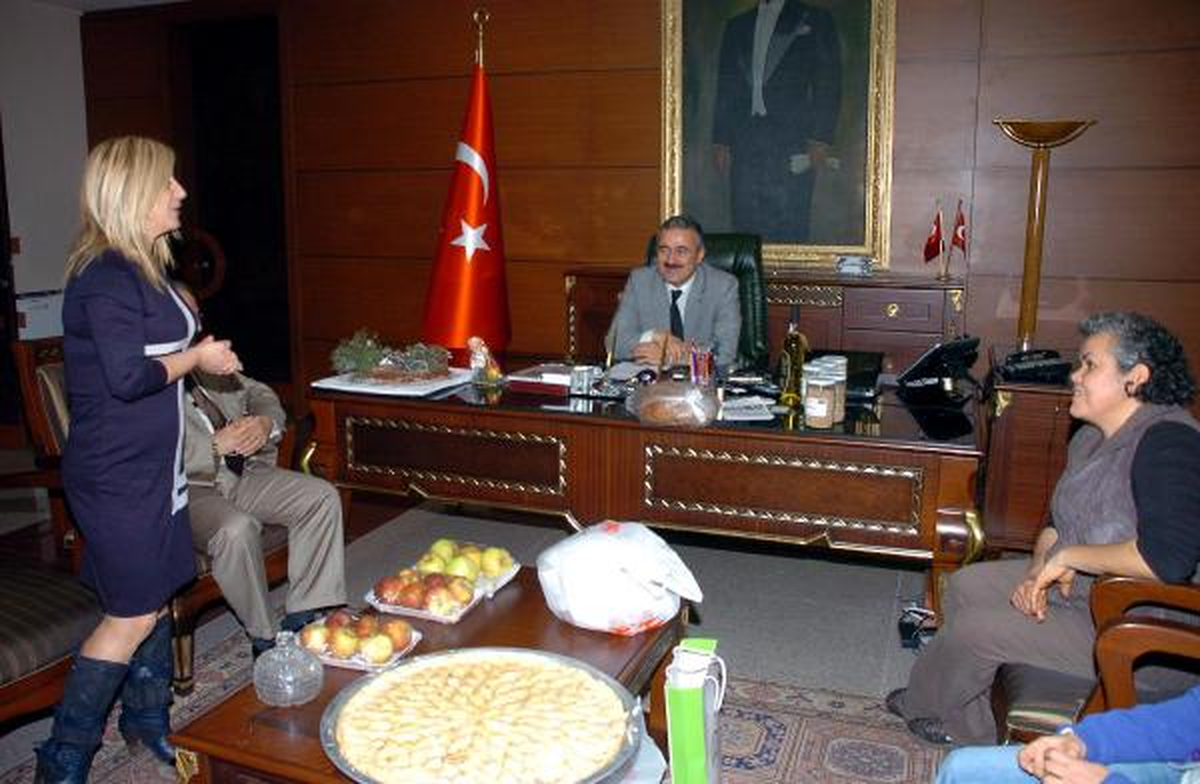 Vali, Kadınların Hediyelerini Huzurevi ve Sevgi Evlerine Gönderdi