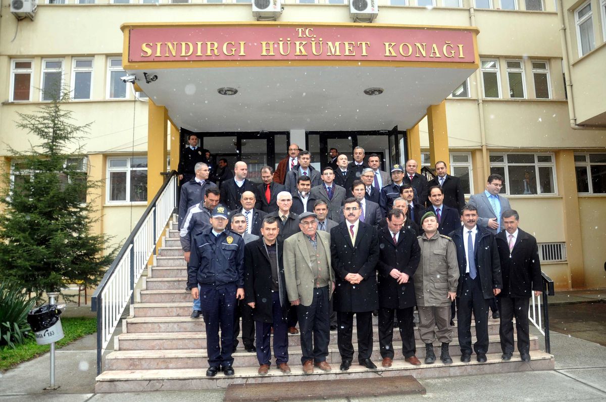 Vali Turhan Sındırgı\'da İncelemelerde Bulundu