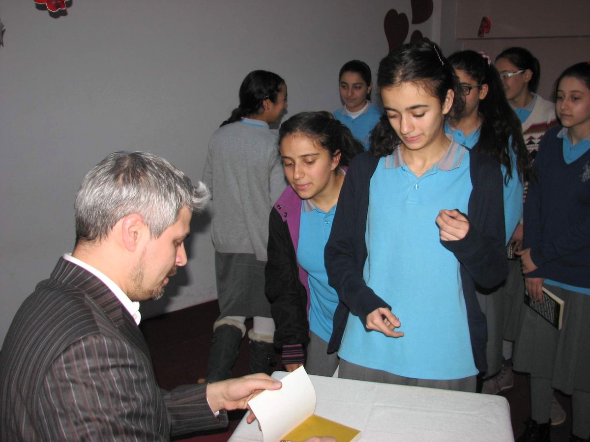 Yazar Özer Öğrencilerle Bir Araya Geldi