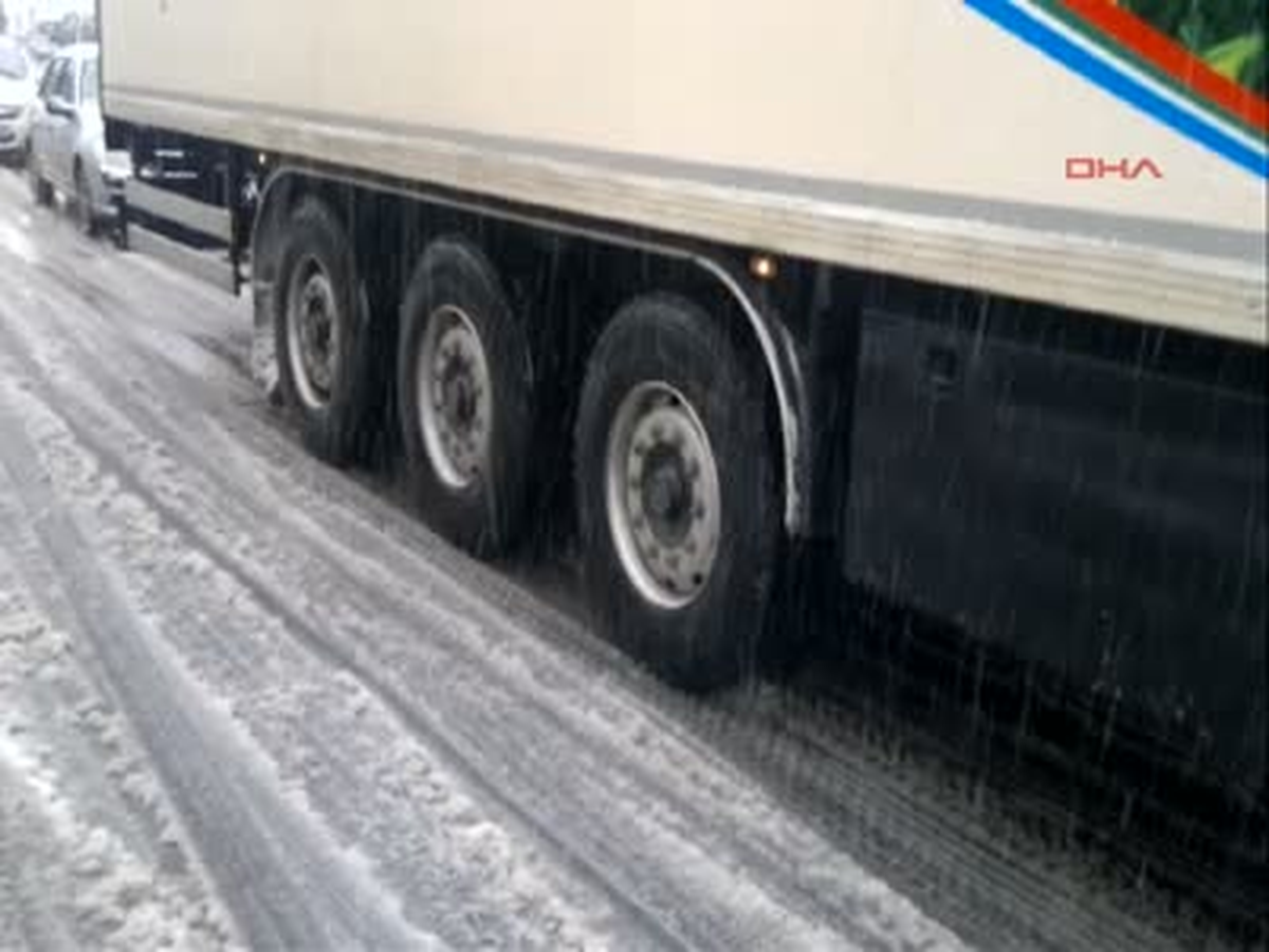Yollar Buz Pistine Döndü )
