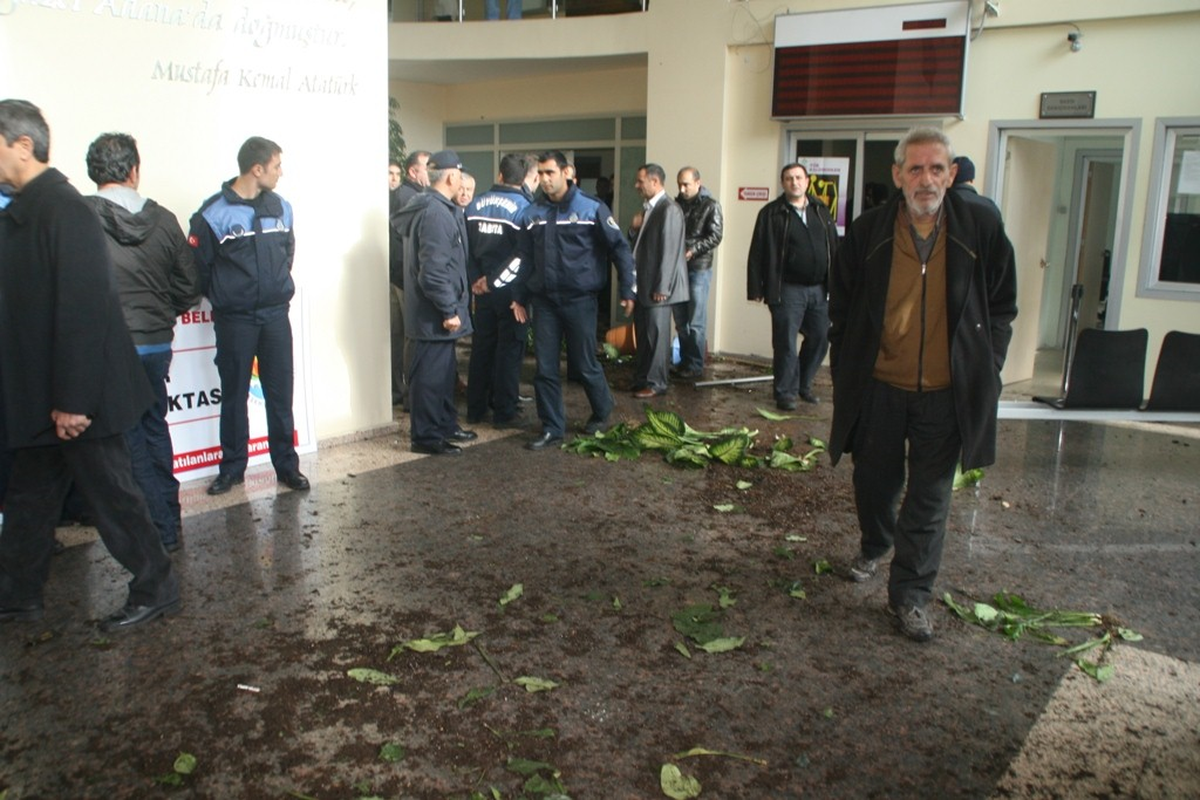 Esnaf Belediyeyi Bastı