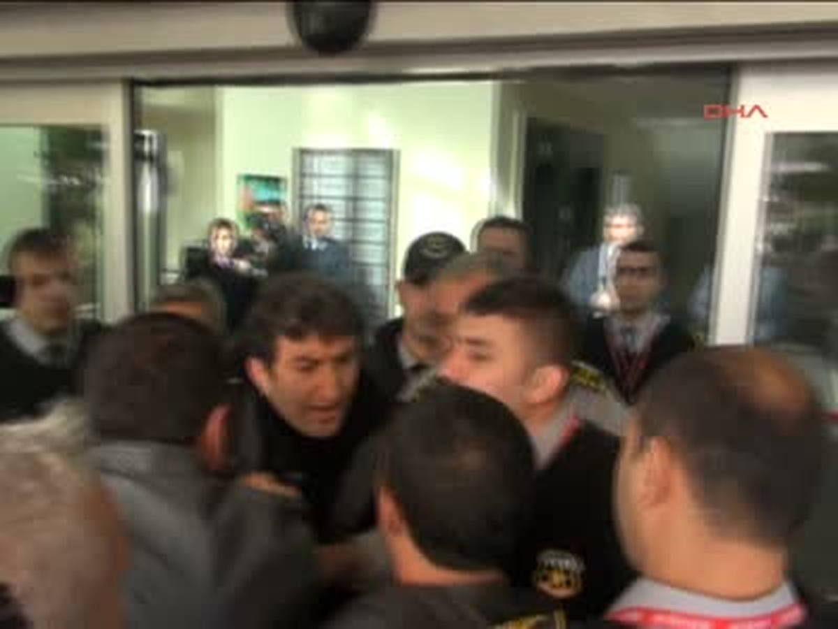 Adana\' da İşyerlerini Su Basan Esnaf Büyükşehir Belediye Binasını Bastı