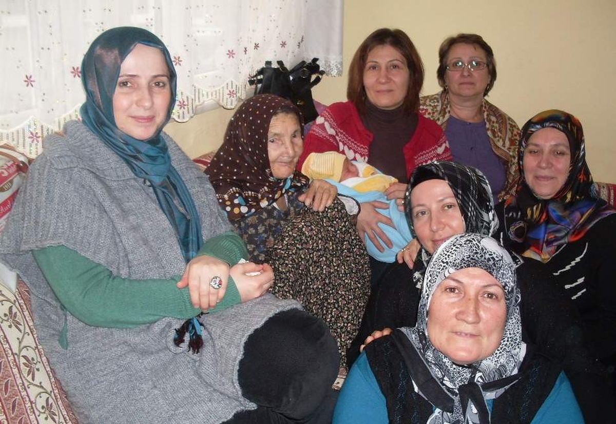 AK Parti\'li Kadınlardan 3 Çocuklu Aileye Ziyaret