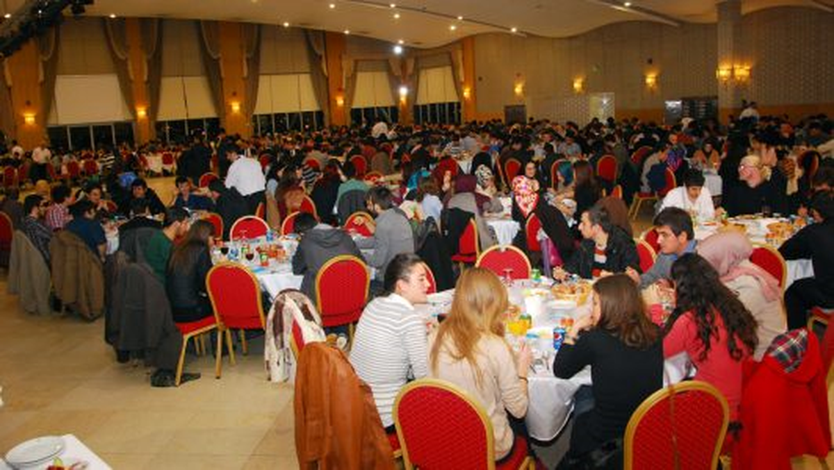 Akyürek İstanbul\'daki Konyalı Öğrencilerle Buluştu