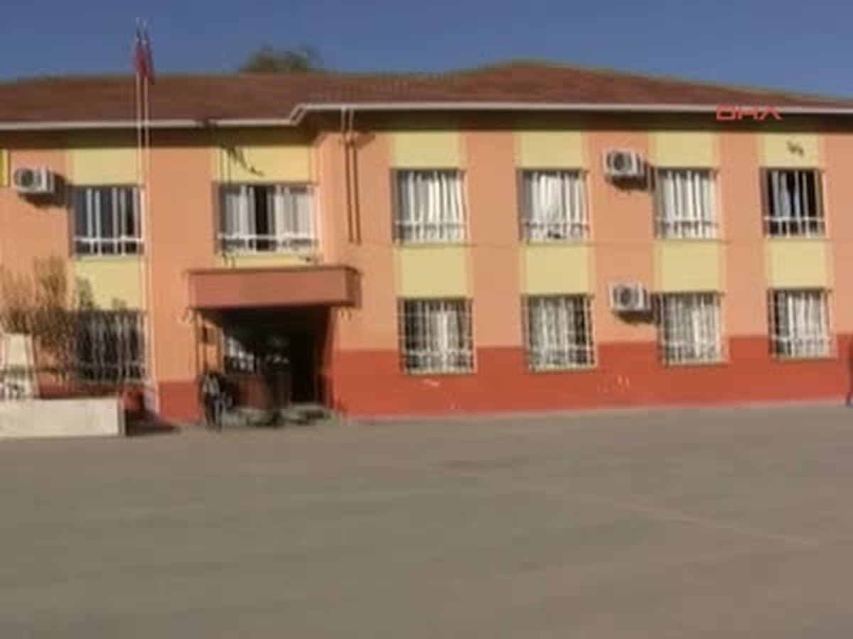 Antalya Kız Öğrencilerin Biber Gazlı Şakası Hastanede Bitti Kız Öğrencilerin Biber Gazlı Şakası...