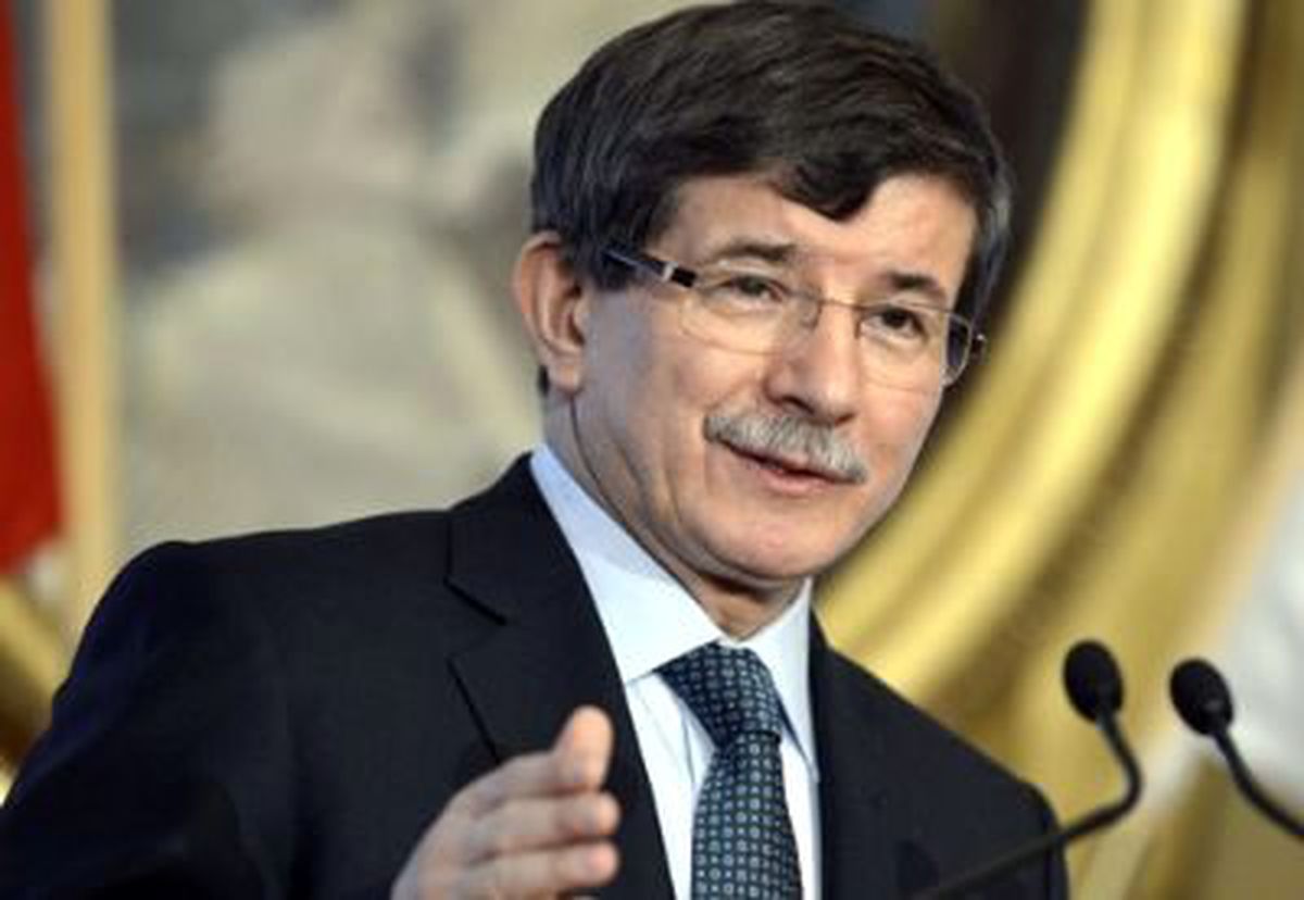 Bakan Davutoğlu, Üsküp\'te Soydaşlarla Buluştu