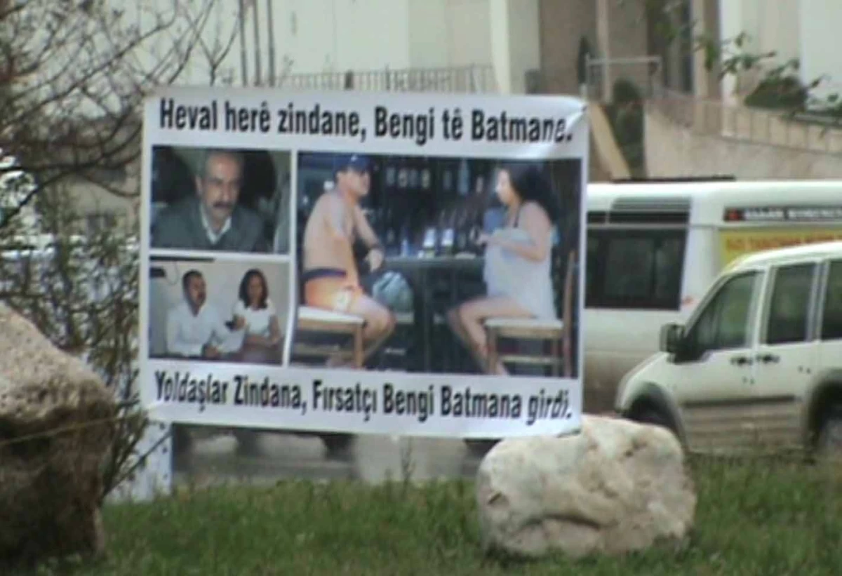 Bengi Yıldız\'a Afişli Protesto