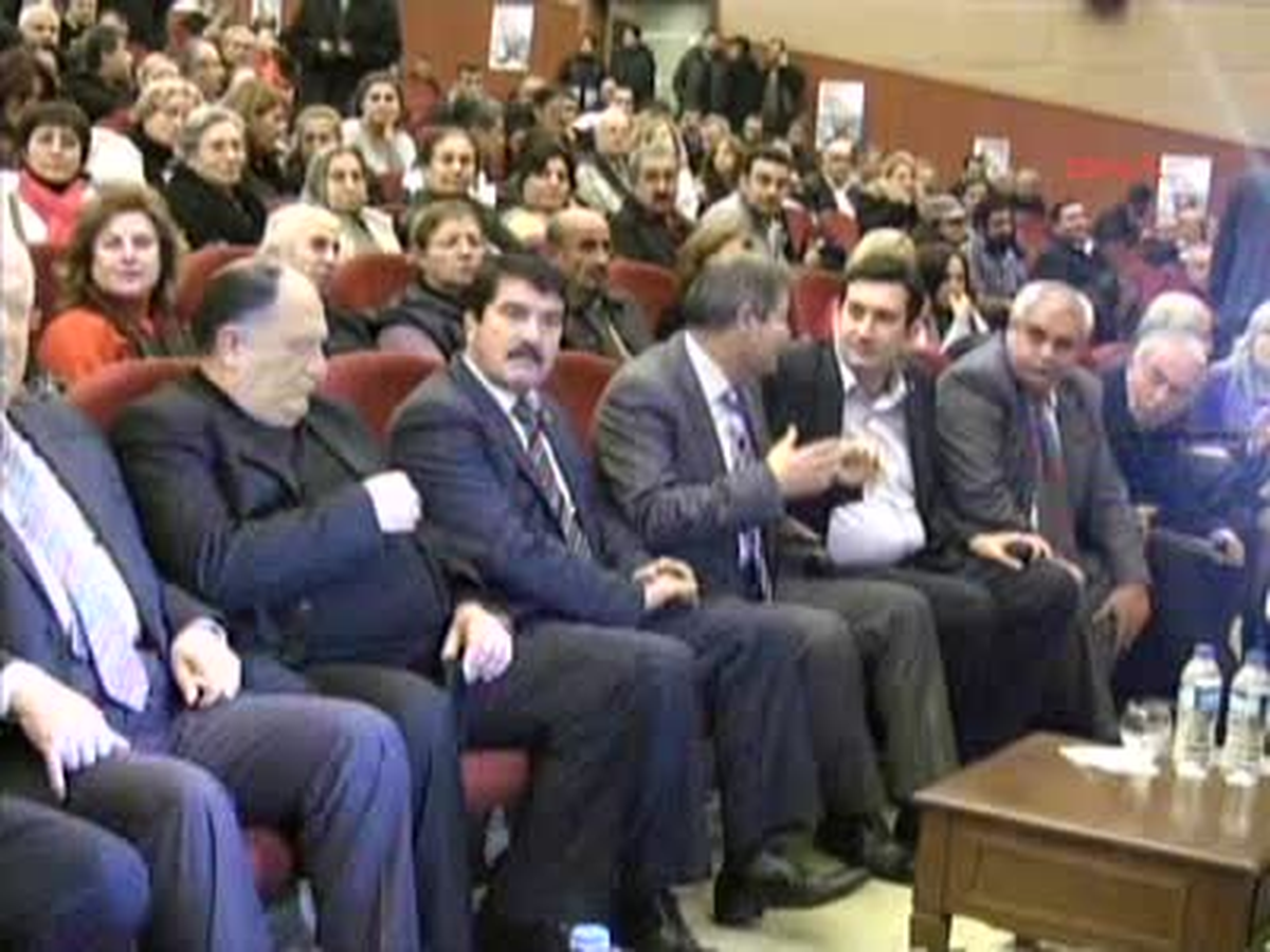 CHP\'li Oran.Gecekonduda Siyaset Yapın Mersin\'de Bulunan CHP Genel Başkan Yardımcısı Umut Oran,...