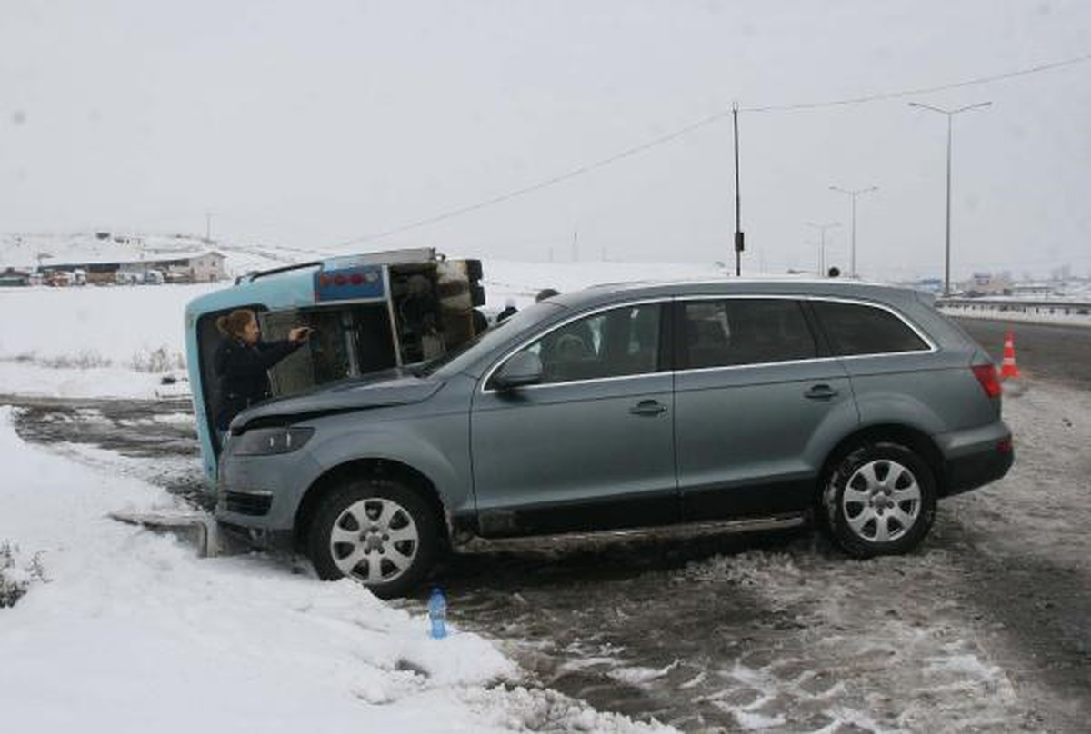 Cipin Çarptığı Minibüs Devrildi: 4 Yaralı