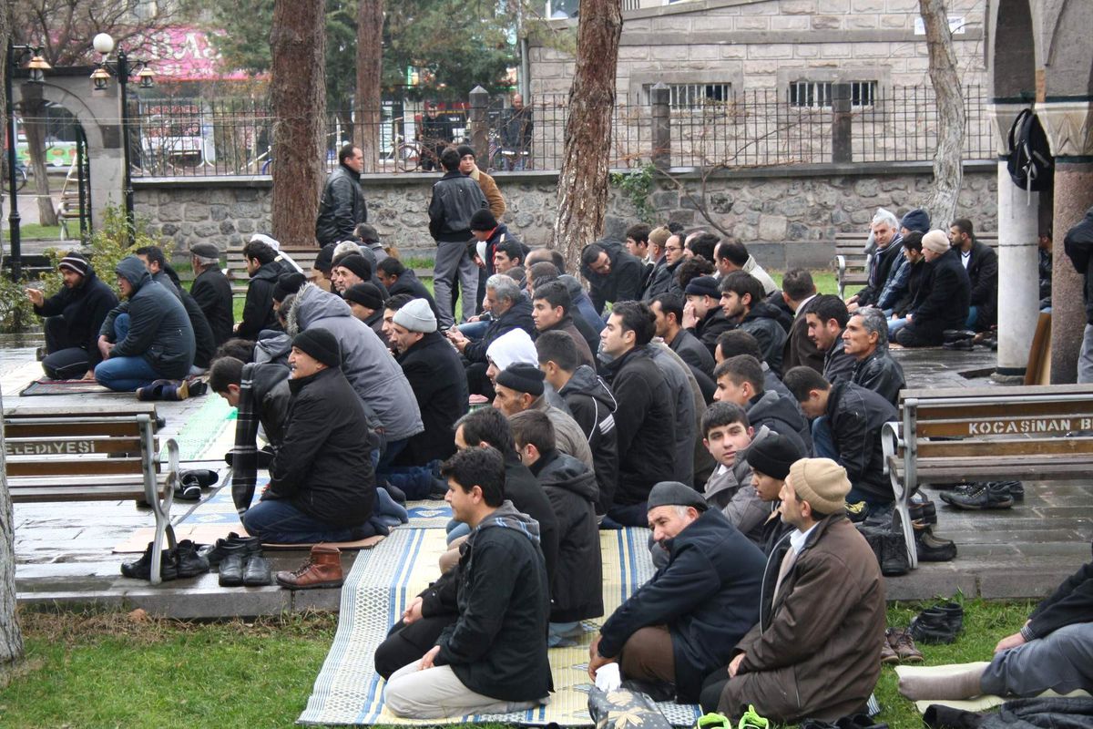Cuma Namazı Yağmur Dinlemedi