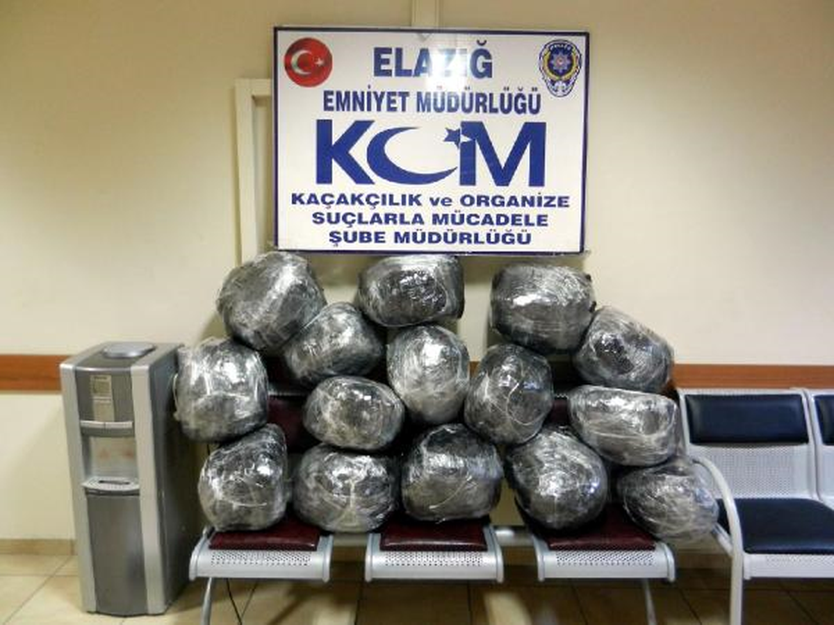 Elazığ\'da 104 Kılo Esrar Ele Gecırıldı, Kaçmaya Çalışan 1 Zanlı Yaralı Yakalandı