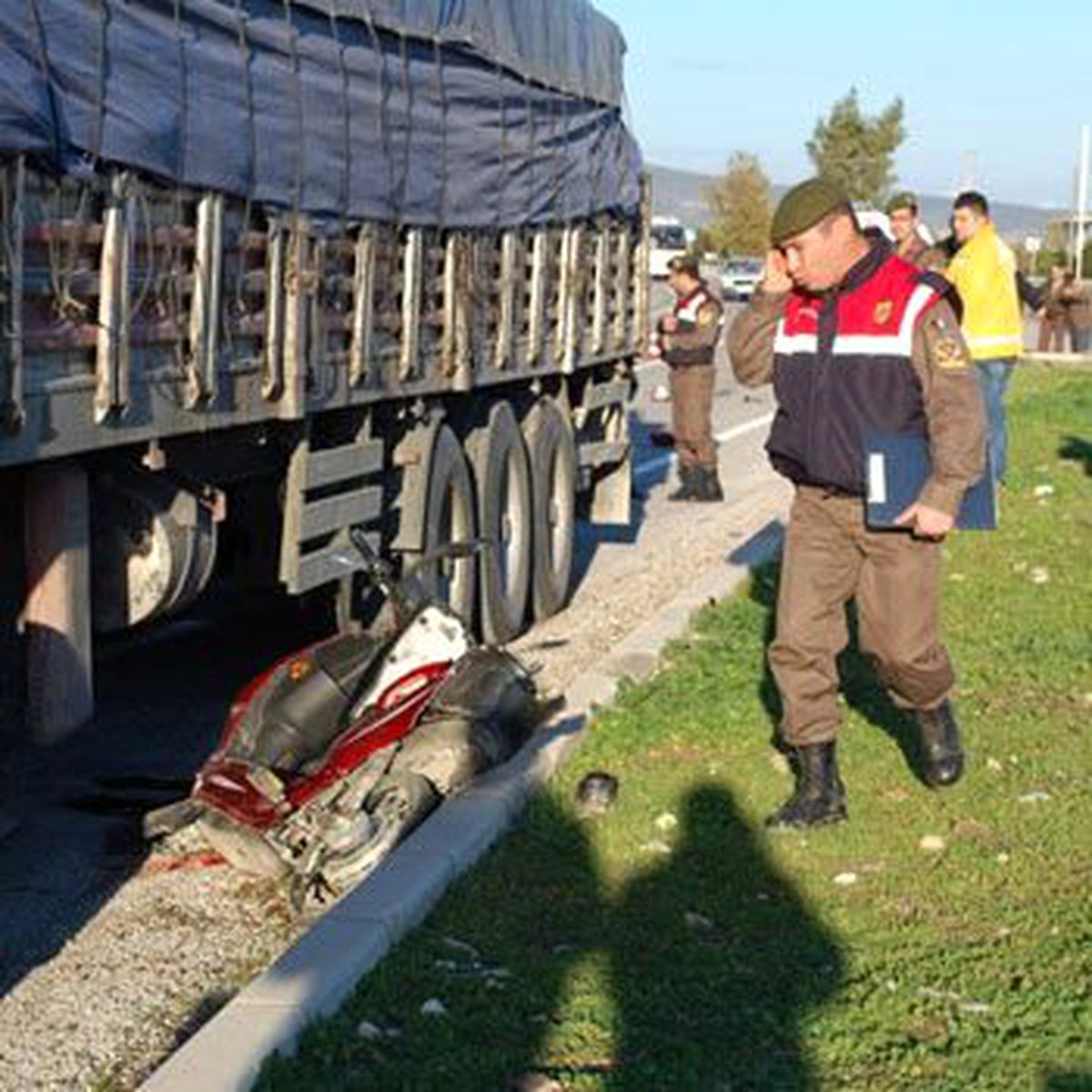 Elektrikli Bisikletle Tırın Altında Kaldı