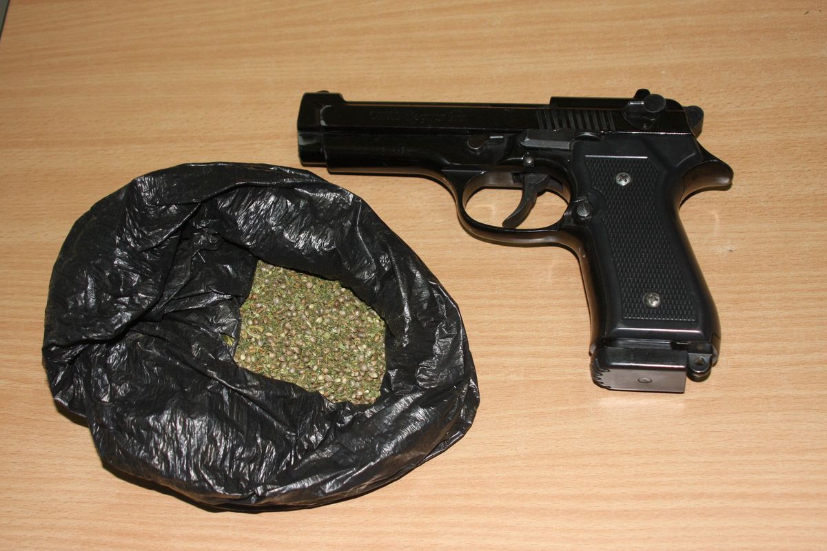 Erzurum\'da 26,9 Gram Esrar ve Bir Tabanca Ele Geçirildi