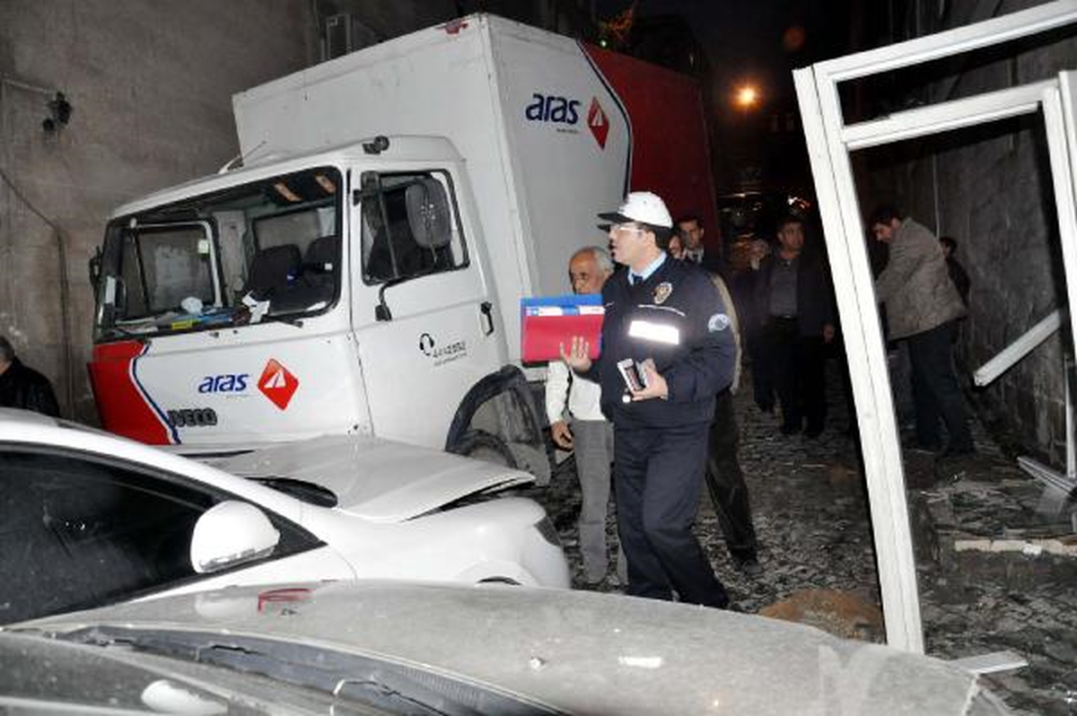 Freni Boşalan Kamyonet Çarptığı 5 Aracı Sürükledi
